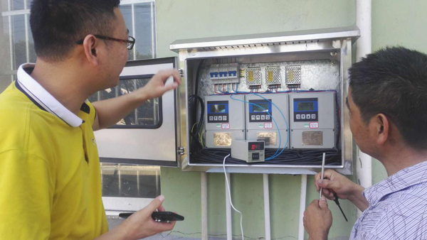 沈工進行現場調試 沈工進行現場調試